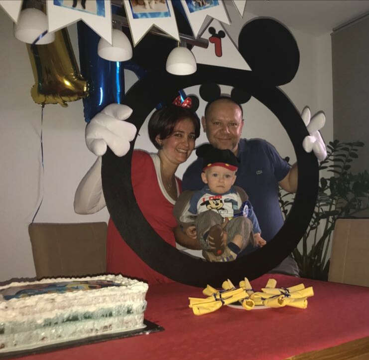 En la foto, el feliz cumpleañero junto a sus  padres.